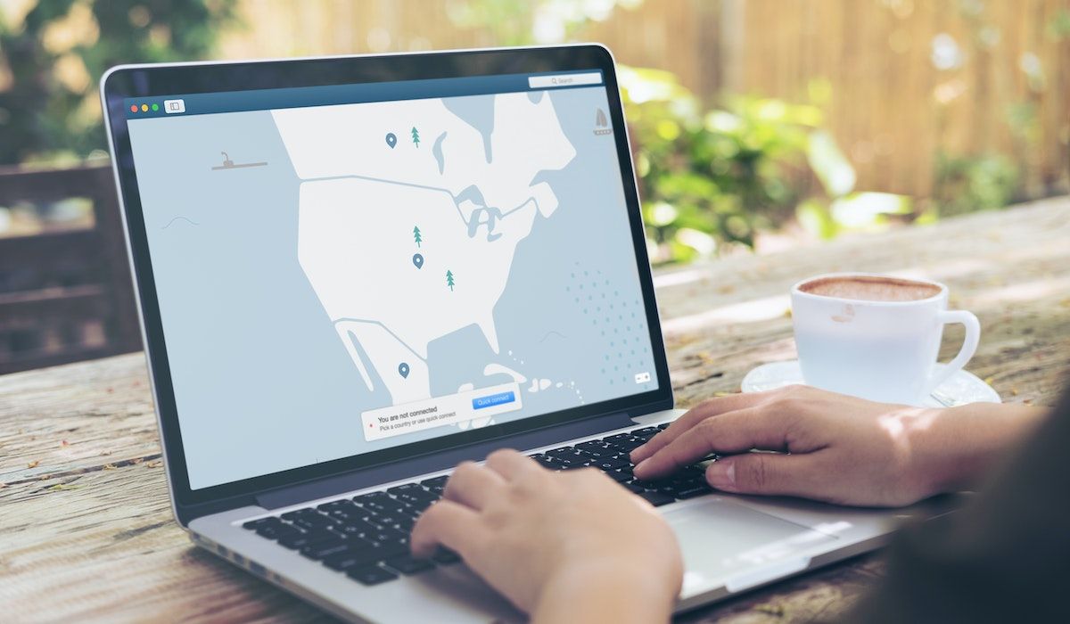 کاربری که از vpn در لپ تاپ ویندوز استفاده می کند