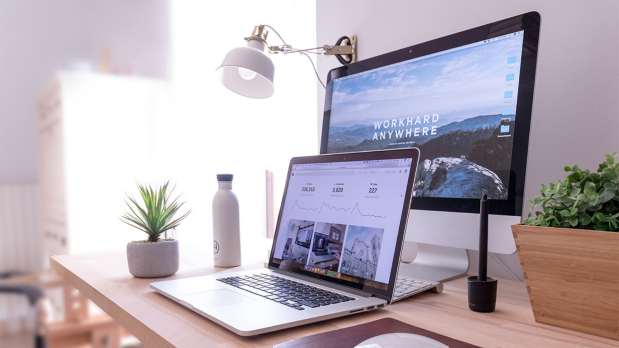 مانیتورهای متعدد روی میز