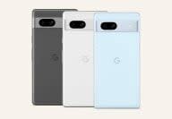 google pixel 7a در زغال چوب، برف و دریا در پس زمینه بژ