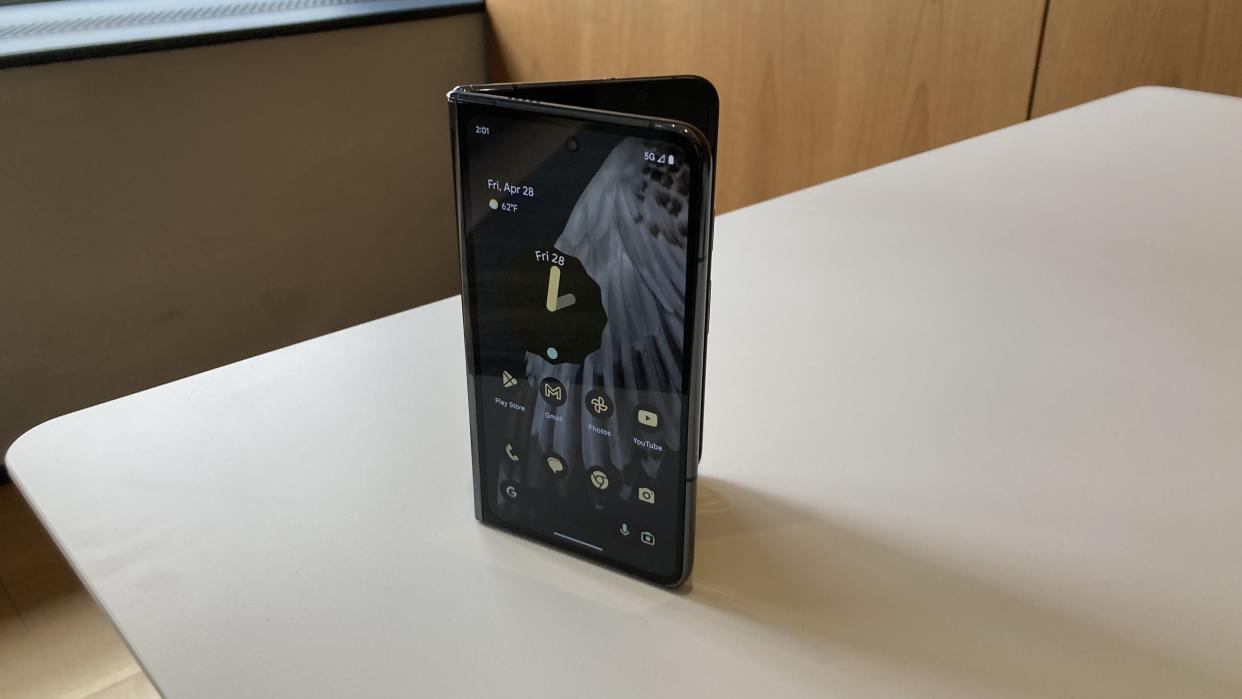 Google Pixel Fold به صورت عمودی روی میز ایستاده است