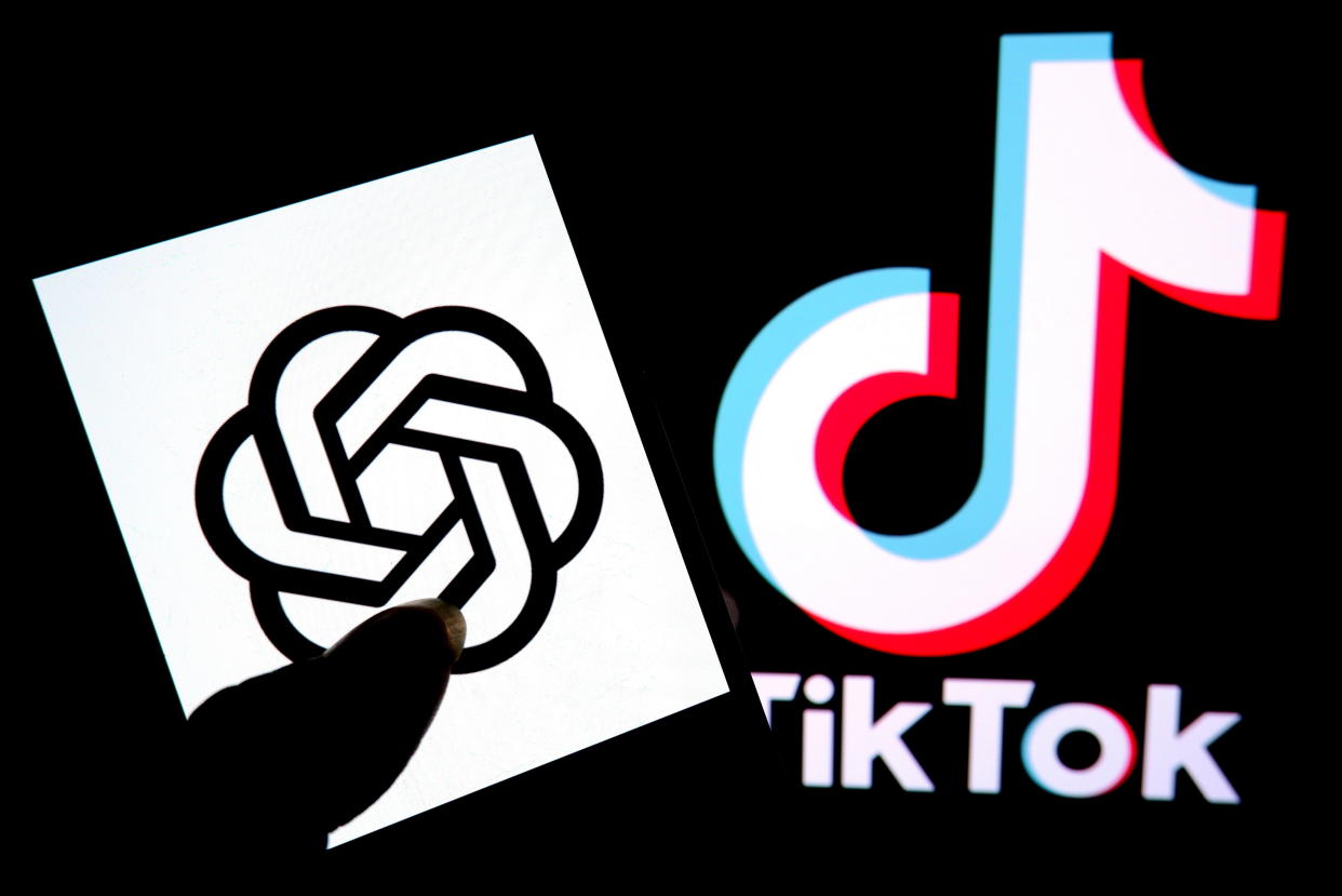 لوگوی Open AI که روی گوشی هوشمند با آرم Tiktok در پسزمینه نمایش داده میشود.