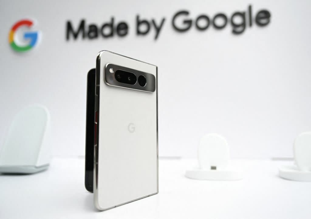 تلفن جدید Google Pixel Fold در یک منطقه رسانه ای در طول کنفرانس سالانه توسعه دهندگان Google I/O در Shoreline Amphitheatre در Mountain View، کالیفرنیا در 10 مه 2023 دیده می شود.