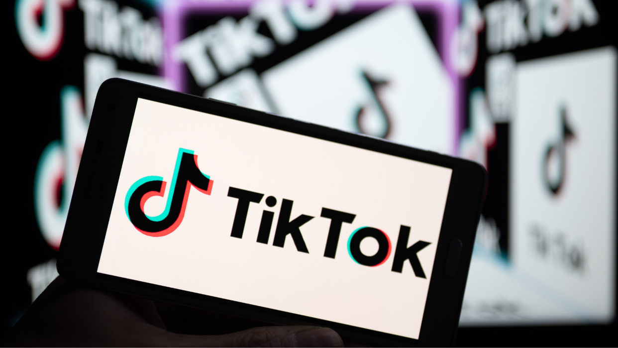 صفحه گوشی با آرم TikTok در پس زمینه سفید.