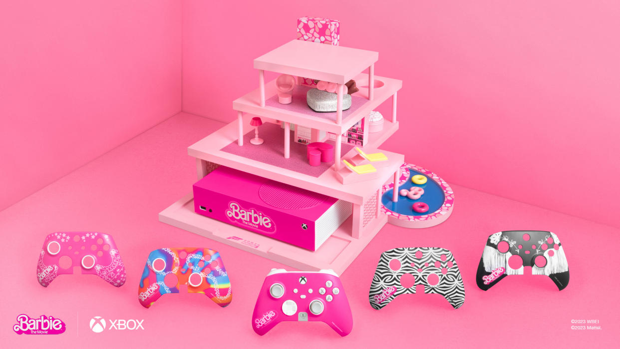 عکس محصول از 5 پوسته کنترلر Barbie XBox جدید در پیش زمینه. در پسزمینه، یک ایکسباکس با تم باربی (صورتی روشن، با آرم باربی) که در نسخه کوچکی از خانه رویایی باربی، کامل با استخر قرار دارد.
