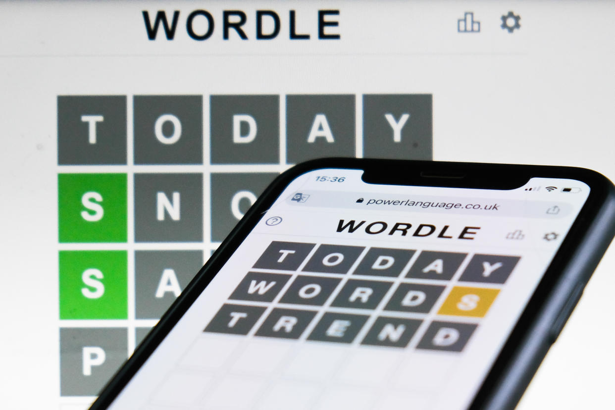 بازی Wordle که روی گوشی و صفحه نمایش لپ تاپ نمایش داده می شود