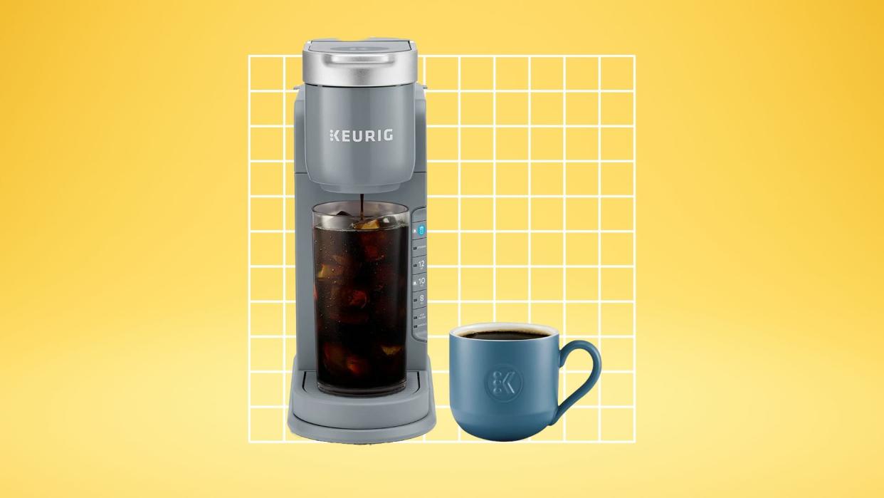 قهوه ساز keurig k-iced با لیوان در زمینه زرد